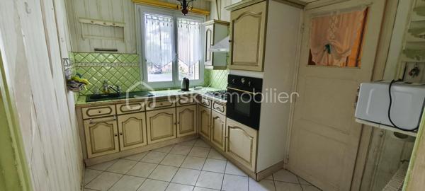 Situé au rez-de-chaussée d'une petite résidence calme et bien entretenue, cet appartement de 58m2 bénéficie d'un emplacement recherché à proximité immédiate du  centre ville.
Il se compose d'une entrée desservant un séjour lumineux, une cuisine indépendante, deux chambres, une salle de bain et un WC séparé.
Une cave complète ce bien ainsi qu'une place de stationnement au sein de la résidence.
Des travaux de rénovation sont à prévoir, offrant un beau potentiel d'aménagement et de valorisation.
Idéal primo accédant ou investissement locatif.
A visiter sans tarder!