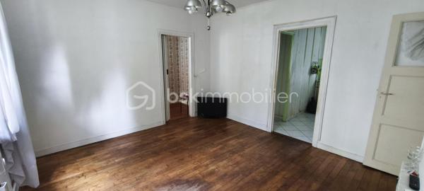 Situé au rez-de-chaussée d'une petite résidence calme et bien entretenue, cet appartement de 58m2 bénéficie d'un emplacement recherché à proximité immédiate du  centre ville.
Il se compose d'une entrée desservant un séjour lumineux, une cuisine indépendante, deux chambres, une salle de bain et un WC séparé.
Une cave complète ce bien ainsi qu'une place de stationnement au sein de la résidence.
Des travaux de rénovation sont à prévoir, offrant un beau potentiel d'aménagement et de valorisation.
Idéal primo accédant ou investissement locatif.
A visiter sans tarder!