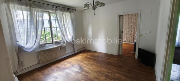 Situé au rez-de-chaussée d'une petite résidence calme et bien entretenue, cet appartement de 58m2 bénéficie d'un emplacement recherché à proximité immédiate du  centre ville.
Il se compose d'une entrée desservant un séjour lumineux, une cuisine indépendante, deux chambres, une salle de bain et un WC séparé.
Une cave complète ce bien ainsi qu'une place de stationnement au sein de la résidence.
Des travaux de rénovation sont à prévoir, offrant un beau potentiel d'aménagement et de valorisation.
Idéal primo accédant ou investissement locatif.
A visiter sans tarder!