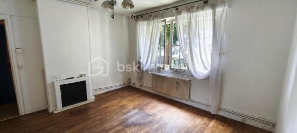 Situé au rez-de-chaussée d'une petite résidence calme et bien entretenue, cet appartement de 58m2 bénéficie d'un emplacement recherché à proximité immédiate du  centre ville.
Il se compose d'une entrée desservant un séjour lumineux, une cuisine indépendante, deux chambres, une salle de bain et un WC séparé.
Une cave complète ce bien ainsi qu'une place de stationnement au sein de la résidence.
Des travaux de rénovation sont à prévoir, offrant un beau potentiel d'aménagement et de valorisation.
Idéal primo accédant ou investissement locatif.
A visiter sans tarder!