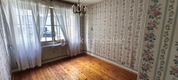 Situé au rez-de-chaussée d'une petite résidence calme et bien entretenue, cet appartement de 58m2 bénéficie d'un emplacement recherché à proximité immédiate du  centre ville.
Il se compose d'une entrée desservant un séjour lumineux, une cuisine indépendante, deux chambres, une salle de bain et un WC séparé.
Une cave complète ce bien ainsi qu'une place de stationnement au sein de la résidence.
Des travaux de rénovation sont à prévoir, offrant un beau potentiel d'aménagement et de valorisation.
Idéal primo accédant ou investissement locatif.
A visiter sans tarder!