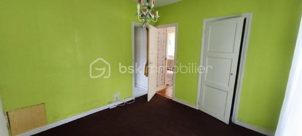Situé au rez-de-chaussée d'une petite résidence calme et bien entretenue, cet appartement de 58m2 bénéficie d'un emplacement recherché à proximité immédiate du  centre ville.
Il se compose d'une entrée desservant un séjour lumineux, une cuisine indépendante, deux chambres, une salle de bain et un WC séparé.
Une cave complète ce bien ainsi qu'une place de stationnement au sein de la résidence.
Des travaux de rénovation sont à prévoir, offrant un beau potentiel d'aménagement et de valorisation.
Idéal primo accédant ou investissement locatif.
A visiter sans tarder!