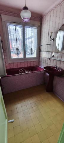 Situé au rez-de-chaussée d'une petite résidence calme et bien entretenue, cet appartement de 58m2 bénéficie d'un emplacement recherché à proximité immédiate du  centre ville.
Il se compose d'une entrée desservant un séjour lumineux, une cuisine indépendante, deux chambres, une salle de bain et un WC séparé.
Une cave complète ce bien ainsi qu'une place de stationnement au sein de la résidence.
Des travaux de rénovation sont à prévoir, offrant un beau potentiel d'aménagement et de valorisation.
Idéal primo accédant ou investissement locatif.
A visiter sans tarder!