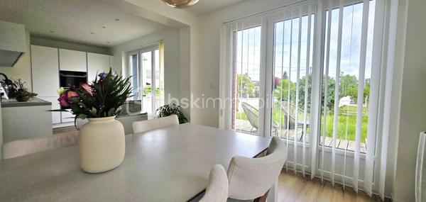 COUP DE CŒUR !
​Vous recherchez le parfait équilibre entre modernité, confort et espace ? Découvrez cette superbe maison individuelle. Nichée sur une parcelle de 430 m², elle a été pensée dans les moindres détails.
​Les points forts qui vont vous faire craquer :
​Vie de plain-pied : Une suite parentale indépendante d'une quinzaine de mètres carrés avec douche italienne et WC suspendu.
​À l'étage : 3 chambres lumineuses de 12, 11 et 9 m² complétées d'une belle salle d'eau avec double vasques et WC suspendu.
​La cuisine de vos rêves : Signée Ixina, neuve et entièrement équipée. Son îlot central et son plan de travail en quartz s'ouvrent directement sur la terrasse et le jardin. Le combo parfait pour vos soirées d'été !
​Un espace de vie chaleureux : Un salon-séjour traversant et ultra-lumineux, sublimé par un poêle à bois Godin pour des hivers cocooning.
​Le + ultra-pratique : Un sous-sol complet compartimenté en garage avec porte motorisée équipé d'un branchement pour votre véhicule électrique, laverie, cave.
​Côté extérieur : Un joli jardin et une grande terrasse idéale pour les barbecues en famille et les moments de détente.
Chauffage gaz de ville avec chaudière récente, double vitrage PVC, zéro travaux, rénovation récente et de qualité. Taxe foncière 2025 : 2170 €. 
​Ce bien vous intéresse ? Ne tardez pas, une opportunité comme celle-ci ne reste pas longtemps sur le marché ! Contactez-moi !
