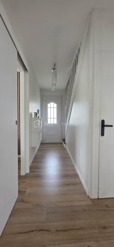 COUP DE CŒUR !
​Vous recherchez le parfait équilibre entre modernité, confort et espace ? Découvrez cette superbe maison individuelle. Nichée sur une parcelle de 430 m², elle a été pensée dans les moindres détails.
​Les points forts qui vont vous faire craquer :
​Vie de plain-pied : Une suite parentale indépendante d'une quinzaine de mètres carrés avec douche italienne et WC suspendu.
​À l'étage : 3 chambres lumineuses de 12, 11 et 9 m² complétées d'une belle salle d'eau avec double vasques et WC suspendu.
​La cuisine de vos rêves : Signée Ixina, neuve et entièrement équipée. Son îlot central et son plan de travail en quartz s'ouvrent directement sur la terrasse et le jardin. Le combo parfait pour vos soirées d'été !
​Un espace de vie chaleureux : Un salon-séjour traversant et ultra-lumineux, sublimé par un poêle à bois Godin pour des hivers cocooning.
​Le + ultra-pratique : Un sous-sol complet compartimenté en garage avec porte motorisée équipé d'un branchement pour votre véhicule électrique, laverie, cave.
​Côté extérieur : Un joli jardin et une grande terrasse idéale pour les barbecues en famille et les moments de détente.
Chauffage gaz de ville avec chaudière récente, double vitrage PVC, zéro travaux, rénovation récente et de qualité. Taxe foncière 2025 : 2170 €. 
​Ce bien vous intéresse ? Ne tardez pas, une opportunité comme celle-ci ne reste pas longtemps sur le marché ! Contactez-moi !