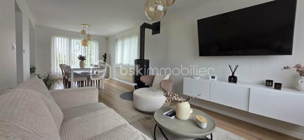 COUP DE CŒUR !
​Vous recherchez le parfait équilibre entre modernité, confort et espace ? Découvrez cette superbe maison individuelle. Nichée sur une parcelle de 430 m², elle a été pensée dans les moindres détails.
​Les points forts qui vont vous faire craquer :
​Vie de plain-pied : Une suite parentale indépendante d'une quinzaine de mètres carrés avec douche italienne et WC suspendu.
​À l'étage : 3 chambres lumineuses de 12, 11 et 9 m² complétées d'une belle salle d'eau avec double vasques et WC suspendu.
​La cuisine de vos rêves : Signée Ixina, neuve et entièrement équipée. Son îlot central et son plan de travail en quartz s'ouvrent directement sur la terrasse et le jardin. Le combo parfait pour vos soirées d'été !
​Un espace de vie chaleureux : Un salon-séjour traversant et ultra-lumineux, sublimé par un poêle à bois Godin pour des hivers cocooning.
​Le + ultra-pratique : Un sous-sol complet compartimenté en garage avec porte motorisée équipé d'un branchement pour votre véhicule électrique, laverie, cave.
​Côté extérieur : Un joli jardin et une grande terrasse idéale pour les barbecues en famille et les moments de détente.
Chauffage gaz de ville avec chaudière récente, double vitrage PVC, zéro travaux, rénovation récente et de qualité. Taxe foncière 2025 : 2170 €. 
​Ce bien vous intéresse ? Ne tardez pas, une opportunité comme celle-ci ne reste pas longtemps sur le marché ! Contactez-moi !
