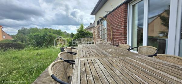 COUP DE CŒUR !
​Vous recherchez le parfait équilibre entre modernité, confort et espace ? Découvrez cette superbe maison individuelle. Nichée sur une parcelle de 430 m², elle a été pensée dans les moindres détails.
​Les points forts qui vont vous faire craquer :
​Vie de plain-pied : Une suite parentale indépendante d'une quinzaine de mètres carrés avec douche italienne et WC suspendu.
​À l'étage : 3 chambres lumineuses de 12, 11 et 9 m² complétées d'une belle salle d'eau avec double vasques et WC suspendu.
​La cuisine de vos rêves : Signée Ixina, neuve et entièrement équipée. Son îlot central et son plan de travail en quartz s'ouvrent directement sur la terrasse et le jardin. Le combo parfait pour vos soirées d'été !
​Un espace de vie chaleureux : Un salon-séjour traversant et ultra-lumineux, sublimé par un poêle à bois Godin pour des hivers cocooning.
​Le + ultra-pratique : Un sous-sol complet compartimenté en garage avec porte motorisée équipé d'un branchement pour votre véhicule électrique, laverie, cave.
​Côté extérieur : Un joli jardin et une grande terrasse idéale pour les barbecues en famille et les moments de détente.
Chauffage gaz de ville avec chaudière récente, double vitrage PVC, zéro travaux, rénovation récente et de qualité. Taxe foncière 2025 : 2170 €. 
​Ce bien vous intéresse ? Ne tardez pas, une opportunité comme celle-ci ne reste pas longtemps sur le marché ! Contactez-moi !