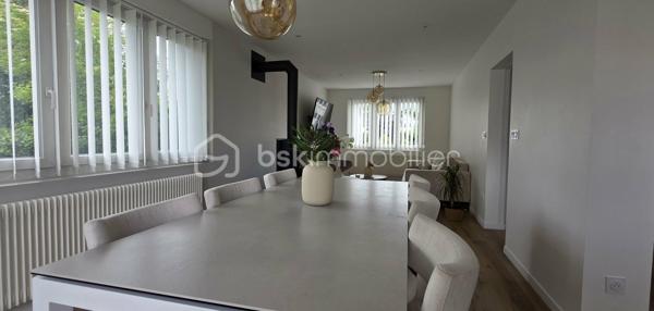 COUP DE CŒUR !
​Vous recherchez le parfait équilibre entre modernité, confort et espace ? Découvrez cette superbe maison individuelle. Nichée sur une parcelle de 430 m², elle a été pensée dans les moindres détails.
​Les points forts qui vont vous faire craquer :
​Vie de plain-pied : Une suite parentale indépendante d'une quinzaine de mètres carrés avec douche italienne et WC suspendu.
​À l'étage : 3 chambres lumineuses de 12, 11 et 9 m² complétées d'une belle salle d'eau avec double vasques et WC suspendu.
​La cuisine de vos rêves : Signée Ixina, neuve et entièrement équipée. Son îlot central et son plan de travail en quartz s'ouvrent directement sur la terrasse et le jardin. Le combo parfait pour vos soirées d'été !
​Un espace de vie chaleureux : Un salon-séjour traversant et ultra-lumineux, sublimé par un poêle à bois Godin pour des hivers cocooning.
​Le + ultra-pratique : Un sous-sol complet compartimenté en garage avec porte motorisée équipé d'un branchement pour votre véhicule électrique, laverie, cave.
​Côté extérieur : Un joli jardin et une grande terrasse idéale pour les barbecues en famille et les moments de détente.
Chauffage gaz de ville avec chaudière récente, double vitrage PVC, zéro travaux, rénovation récente et de qualité. Taxe foncière 2025 : 2170 €. 
​Ce bien vous intéresse ? Ne tardez pas, une opportunité comme celle-ci ne reste pas longtemps sur le marché ! Contactez-moi !