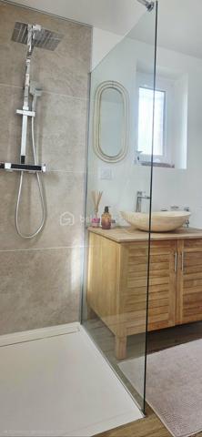 COUP DE CŒUR !
​Vous recherchez le parfait équilibre entre modernité, confort et espace ? Découvrez cette superbe maison individuelle. Nichée sur une parcelle de 430 m², elle a été pensée dans les moindres détails.
​Les points forts qui vont vous faire craquer :
​Vie de plain-pied : Une suite parentale indépendante d'une quinzaine de mètres carrés avec douche italienne et WC suspendu.
​À l'étage : 3 chambres lumineuses de 12, 11 et 9 m² complétées d'une belle salle d'eau avec double vasques et WC suspendu.
​La cuisine de vos rêves : Signée Ixina, neuve et entièrement équipée. Son îlot central et son plan de travail en quartz s'ouvrent directement sur la terrasse et le jardin. Le combo parfait pour vos soirées d'été !
​Un espace de vie chaleureux : Un salon-séjour traversant et ultra-lumineux, sublimé par un poêle à bois Godin pour des hivers cocooning.
​Le + ultra-pratique : Un sous-sol complet compartimenté en garage avec porte motorisée équipé d'un branchement pour votre véhicule électrique, laverie, cave.
​Côté extérieur : Un joli jardin et une grande terrasse idéale pour les barbecues en famille et les moments de détente.
Chauffage gaz de ville avec chaudière récente, double vitrage PVC, zéro travaux, rénovation récente et de qualité. Taxe foncière 2025 : 2170 €. 
​Ce bien vous intéresse ? Ne tardez pas, une opportunité comme celle-ci ne reste pas longtemps sur le marché ! Contactez-moi !