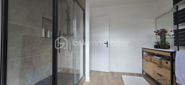 COUP DE CŒUR !
​Vous recherchez le parfait équilibre entre modernité, confort et espace ? Découvrez cette superbe maison individuelle. Nichée sur une parcelle de 430 m², elle a été pensée dans les moindres détails.
​Les points forts qui vont vous faire craquer :
​Vie de plain-pied : Une suite parentale indépendante d'une quinzaine de mètres carrés avec douche italienne et WC suspendu.
​À l'étage : 3 chambres lumineuses de 12, 11 et 9 m² complétées d'une belle salle d'eau avec double vasques et WC suspendu.
​La cuisine de vos rêves : Signée Ixina, neuve et entièrement équipée. Son îlot central et son plan de travail en quartz s'ouvrent directement sur la terrasse et le jardin. Le combo parfait pour vos soirées d'été !
​Un espace de vie chaleureux : Un salon-séjour traversant et ultra-lumineux, sublimé par un poêle à bois Godin pour des hivers cocooning.
​Le + ultra-pratique : Un sous-sol complet compartimenté en garage avec porte motorisée équipé d'un branchement pour votre véhicule électrique, laverie, cave.
​Côté extérieur : Un joli jardin et une grande terrasse idéale pour les barbecues en famille et les moments de détente.
Chauffage gaz de ville avec chaudière récente, double vitrage PVC, zéro travaux, rénovation récente et de qualité. Taxe foncière 2025 : 2170 €. 
​Ce bien vous intéresse ? Ne tardez pas, une opportunité comme celle-ci ne reste pas longtemps sur le marché ! Contactez-moi !
