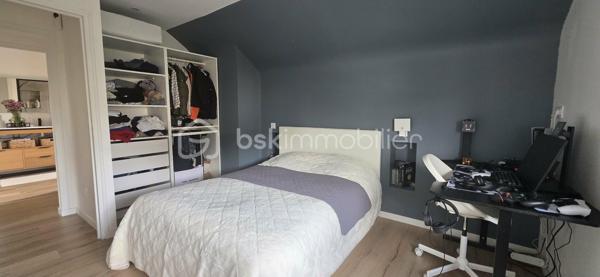 COUP DE CŒUR !
​Vous recherchez le parfait équilibre entre modernité, confort et espace ? Découvrez cette superbe maison individuelle. Nichée sur une parcelle de 430 m², elle a été pensée dans les moindres détails.
​Les points forts qui vont vous faire craquer :
​Vie de plain-pied : Une suite parentale indépendante d'une quinzaine de mètres carrés avec douche italienne et WC suspendu.
​À l'étage : 3 chambres lumineuses de 12, 11 et 9 m² complétées d'une belle salle d'eau avec double vasques et WC suspendu.
​La cuisine de vos rêves : Signée Ixina, neuve et entièrement équipée. Son îlot central et son plan de travail en quartz s'ouvrent directement sur la terrasse et le jardin. Le combo parfait pour vos soirées d'été !
​Un espace de vie chaleureux : Un salon-séjour traversant et ultra-lumineux, sublimé par un poêle à bois Godin pour des hivers cocooning.
​Le + ultra-pratique : Un sous-sol complet compartimenté en garage avec porte motorisée équipé d'un branchement pour votre véhicule électrique, laverie, cave.
​Côté extérieur : Un joli jardin et une grande terrasse idéale pour les barbecues en famille et les moments de détente.
Chauffage gaz de ville avec chaudière récente, double vitrage PVC, zéro travaux, rénovation récente et de qualité. Taxe foncière 2025 : 2170 €. 
​Ce bien vous intéresse ? Ne tardez pas, une opportunité comme celle-ci ne reste pas longtemps sur le marché ! Contactez-moi !