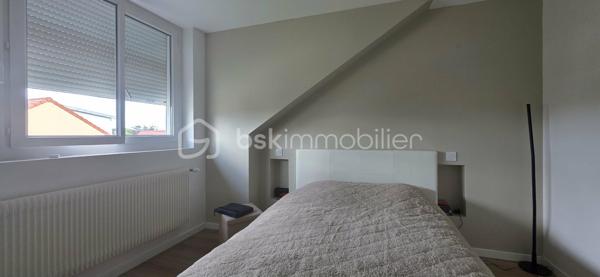 COUP DE CŒUR !
​Vous recherchez le parfait équilibre entre modernité, confort et espace ? Découvrez cette superbe maison individuelle. Nichée sur une parcelle de 430 m², elle a été pensée dans les moindres détails.
​Les points forts qui vont vous faire craquer :
​Vie de plain-pied : Une suite parentale indépendante d'une quinzaine de mètres carrés avec douche italienne et WC suspendu.
​À l'étage : 3 chambres lumineuses de 12, 11 et 9 m² complétées d'une belle salle d'eau avec double vasques et WC suspendu.
​La cuisine de vos rêves : Signée Ixina, neuve et entièrement équipée. Son îlot central et son plan de travail en quartz s'ouvrent directement sur la terrasse et le jardin. Le combo parfait pour vos soirées d'été !
​Un espace de vie chaleureux : Un salon-séjour traversant et ultra-lumineux, sublimé par un poêle à bois Godin pour des hivers cocooning.
​Le + ultra-pratique : Un sous-sol complet compartimenté en garage avec porte motorisée équipé d'un branchement pour votre véhicule électrique, laverie, cave.
​Côté extérieur : Un joli jardin et une grande terrasse idéale pour les barbecues en famille et les moments de détente.
Chauffage gaz de ville avec chaudière récente, double vitrage PVC, zéro travaux, rénovation récente et de qualité. Taxe foncière 2025 : 2170 €. 
​Ce bien vous intéresse ? Ne tardez pas, une opportunité comme celle-ci ne reste pas longtemps sur le marché ! Contactez-moi !
