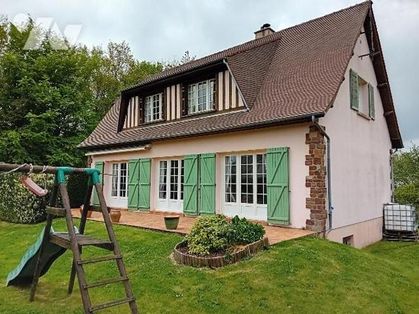 Pavillon  s/s/sol.rdc: cuis séj/salon, sdd, wc, 1 ch. Etg:  3 chs, sdd, wc. Terrasse/jardin/terrain