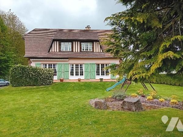 Pavillon  s/s/sol.rdc: cuis séj/salon, sdd, wc, 1 ch. Etg:  3 chs, sdd, wc. Terrasse/jardin/terrain