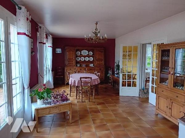 Pavillon  s/s/sol.rdc: cuis séj/salon, sdd, wc, 1 ch. Etg:  3 chs, sdd, wc. Terrasse/jardin/terrain