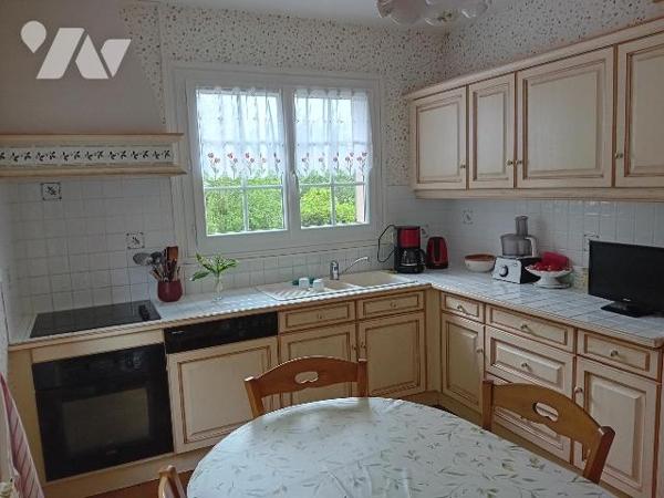 Pavillon  s/s/sol.rdc: cuis séj/salon, sdd, wc, 1 ch. Etg:  3 chs, sdd, wc. Terrasse/jardin/terrain