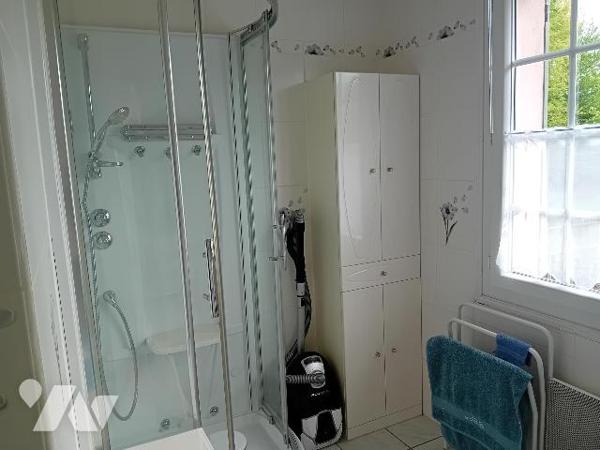 Pavillon  s/s/sol.rdc: cuis séj/salon, sdd, wc, 1 ch. Etg:  3 chs, sdd, wc. Terrasse/jardin/terrain