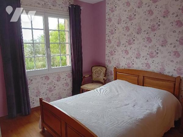 Pavillon  s/s/sol.rdc: cuis séj/salon, sdd, wc, 1 ch. Etg:  3 chs, sdd, wc. Terrasse/jardin/terrain