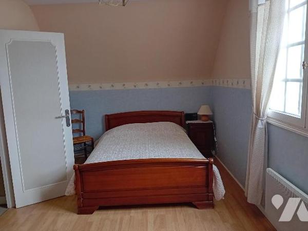 Pavillon  s/s/sol.rdc: cuis séj/salon, sdd, wc, 1 ch. Etg:  3 chs, sdd, wc. Terrasse/jardin/terrain