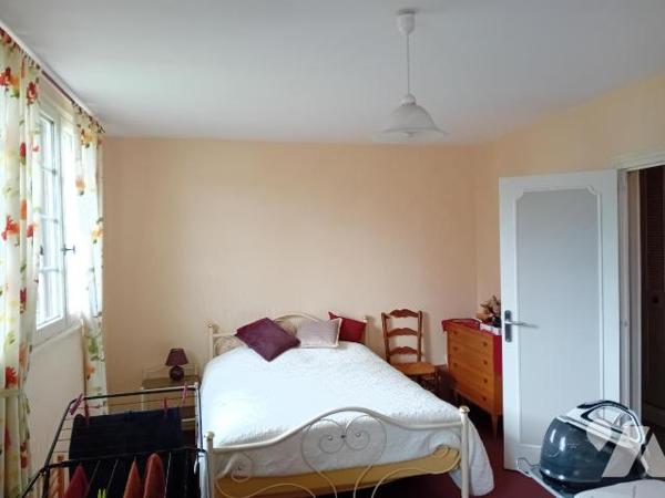 Pavillon  s/s/sol.rdc: cuis séj/salon, sdd, wc, 1 ch. Etg:  3 chs, sdd, wc. Terrasse/jardin/terrain