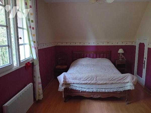 Pavillon  s/s/sol.rdc: cuis séj/salon, sdd, wc, 1 ch. Etg:  3 chs, sdd, wc. Terrasse/jardin/terrain