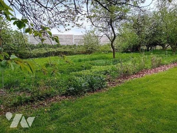 Pavillon  s/s/sol.rdc: cuis séj/salon, sdd, wc, 1 ch. Etg:  3 chs, sdd, wc. Terrasse/jardin/terrain