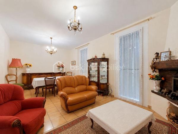 Située dans le quartier prisé de Sainte-Cécile à La Valette-du-Var, cette villa individuelle offre un cadre de vie agréable, proche de toutes les commodités. Habitation Modulable.

Elle se compose d’une entrée, d’une cuisine indépendante, d’un spacieux double séjour avec cheminée à insert, de deux chambres ainsi que d’une salle de bain.

Le sous-sol d’environ 67 m² constitue un véritable atout : il comprend une buanderie, un vaste garage et plusieurs pièces offrant de nombreuses possibilités d’aménagement, notamment la CREATION D'UN ESPACE D'HABITATION SUPPLEMENTAIRE. Dont un appartement de Type 3, avec son entrée indépendante.

Édifiée sur un terrain entièrement clôturé, la propriété bénéficie de plusieurs abris de jardin, parfaits pour profiter des extérieurs en toute tranquillité.

Son emplacement privilégié permet un accès rapide aux écoles (maternelle et collège), aux transports et aux commerces.

Une maison au fort potentiel, idéale pour une famille ou un projet d’aménagement personnalisé.