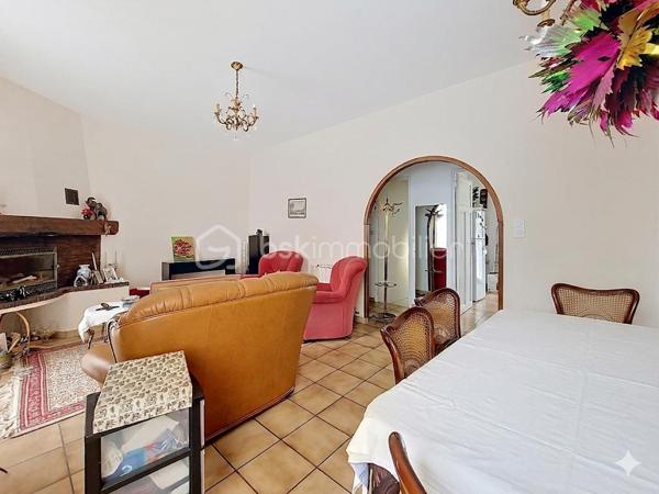Située dans le quartier prisé de Sainte-Cécile à La Valette-du-Var, cette villa individuelle offre un cadre de vie agréable, proche de toutes les commodités. Habitation Modulable.

Elle se compose d’une entrée, d’une cuisine indépendante, d’un spacieux double séjour avec cheminée à insert, de deux chambres ainsi que d’une salle de bain.

Le sous-sol d’environ 67 m² constitue un véritable atout : il comprend une buanderie, un vaste garage et plusieurs pièces offrant de nombreuses possibilités d’aménagement, notamment la CREATION D'UN ESPACE D'HABITATION SUPPLEMENTAIRE. Dont un appartement de Type 3, avec son entrée indépendante.

Édifiée sur un terrain entièrement clôturé, la propriété bénéficie de plusieurs abris de jardin, parfaits pour profiter des extérieurs en toute tranquillité.

Son emplacement privilégié permet un accès rapide aux écoles (maternelle et collège), aux transports et aux commerces.

Une maison au fort potentiel, idéale pour une famille ou un projet d’aménagement personnalisé.