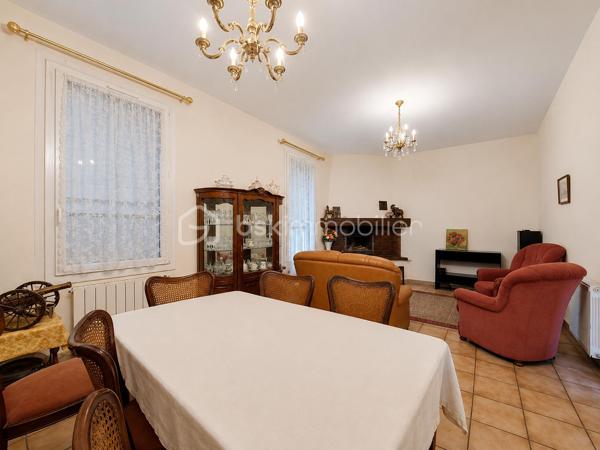 Située dans le quartier prisé de Sainte-Cécile à La Valette-du-Var, cette villa individuelle offre un cadre de vie agréable, proche de toutes les commodités. Habitation Modulable.

Elle se compose d’une entrée, d’une cuisine indépendante, d’un spacieux double séjour avec cheminée à insert, de deux chambres ainsi que d’une salle de bain.

Le sous-sol d’environ 67 m² constitue un véritable atout : il comprend une buanderie, un vaste garage et plusieurs pièces offrant de nombreuses possibilités d’aménagement, notamment la CREATION D'UN ESPACE D'HABITATION SUPPLEMENTAIRE. Dont un appartement de Type 3, avec son entrée indépendante.

Édifiée sur un terrain entièrement clôturé, la propriété bénéficie de plusieurs abris de jardin, parfaits pour profiter des extérieurs en toute tranquillité.

Son emplacement privilégié permet un accès rapide aux écoles (maternelle et collège), aux transports et aux commerces.

Une maison au fort potentiel, idéale pour une famille ou un projet d’aménagement personnalisé.