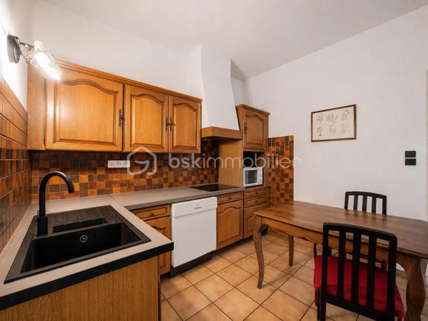 Située dans le quartier prisé de Sainte-Cécile à La Valette-du-Var, cette villa individuelle offre un cadre de vie agréable, proche de toutes les commodités. Habitation Modulable.

Elle se compose d’une entrée, d’une cuisine indépendante, d’un spacieux double séjour avec cheminée à insert, de deux chambres ainsi que d’une salle de bain.

Le sous-sol d’environ 67 m² constitue un véritable atout : il comprend une buanderie, un vaste garage et plusieurs pièces offrant de nombreuses possibilités d’aménagement, notamment la CREATION D'UN ESPACE D'HABITATION SUPPLEMENTAIRE. Dont un appartement de Type 3, avec son entrée indépendante.

Édifiée sur un terrain entièrement clôturé, la propriété bénéficie de plusieurs abris de jardin, parfaits pour profiter des extérieurs en toute tranquillité.

Son emplacement privilégié permet un accès rapide aux écoles (maternelle et collège), aux transports et aux commerces.

Une maison au fort potentiel, idéale pour une famille ou un projet d’aménagement personnalisé.