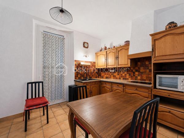 Située dans le quartier prisé de Sainte-Cécile à La Valette-du-Var, cette villa individuelle offre un cadre de vie agréable, proche de toutes les commodités. Habitation Modulable.

Elle se compose d’une entrée, d’une cuisine indépendante, d’un spacieux double séjour avec cheminée à insert, de deux chambres ainsi que d’une salle de bain.

Le sous-sol d’environ 67 m² constitue un véritable atout : il comprend une buanderie, un vaste garage et plusieurs pièces offrant de nombreuses possibilités d’aménagement, notamment la CREATION D'UN ESPACE D'HABITATION SUPPLEMENTAIRE. Dont un appartement de Type 3, avec son entrée indépendante.

Édifiée sur un terrain entièrement clôturé, la propriété bénéficie de plusieurs abris de jardin, parfaits pour profiter des extérieurs en toute tranquillité.

Son emplacement privilégié permet un accès rapide aux écoles (maternelle et collège), aux transports et aux commerces.

Une maison au fort potentiel, idéale pour une famille ou un projet d’aménagement personnalisé.