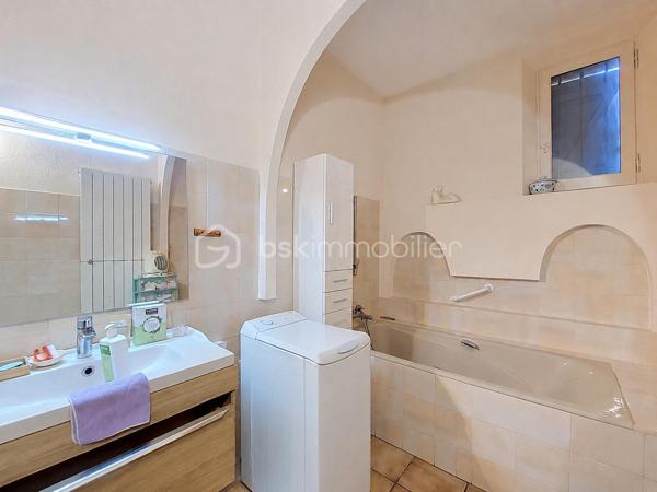 Située dans le quartier prisé de Sainte-Cécile à La Valette-du-Var, cette villa individuelle offre un cadre de vie agréable, proche de toutes les commodités. Habitation Modulable.

Elle se compose d’une entrée, d’une cuisine indépendante, d’un spacieux double séjour avec cheminée à insert, de deux chambres ainsi que d’une salle de bain.

Le sous-sol d’environ 67 m² constitue un véritable atout : il comprend une buanderie, un vaste garage et plusieurs pièces offrant de nombreuses possibilités d’aménagement, notamment la CREATION D'UN ESPACE D'HABITATION SUPPLEMENTAIRE. Dont un appartement de Type 3, avec son entrée indépendante.

Édifiée sur un terrain entièrement clôturé, la propriété bénéficie de plusieurs abris de jardin, parfaits pour profiter des extérieurs en toute tranquillité.

Son emplacement privilégié permet un accès rapide aux écoles (maternelle et collège), aux transports et aux commerces.

Une maison au fort potentiel, idéale pour une famille ou un projet d’aménagement personnalisé.
