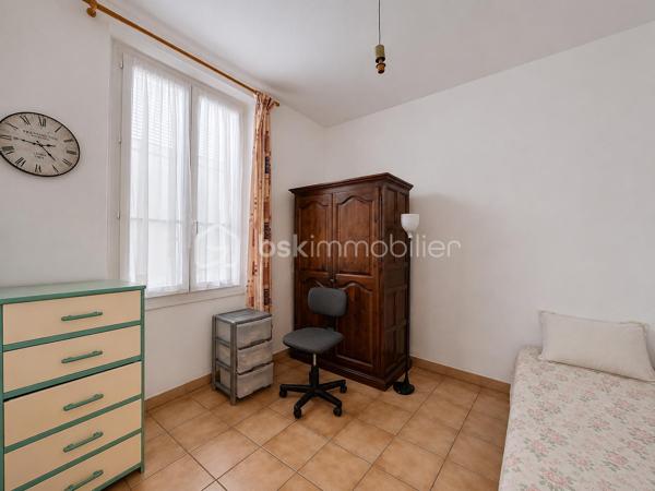 Située dans le quartier prisé de Sainte-Cécile à La Valette-du-Var, cette villa individuelle offre un cadre de vie agréable, proche de toutes les commodités. Habitation Modulable.

Elle se compose d’une entrée, d’une cuisine indépendante, d’un spacieux double séjour avec cheminée à insert, de deux chambres ainsi que d’une salle de bain.

Le sous-sol d’environ 67 m² constitue un véritable atout : il comprend une buanderie, un vaste garage et plusieurs pièces offrant de nombreuses possibilités d’aménagement, notamment la CREATION D'UN ESPACE D'HABITATION SUPPLEMENTAIRE. Dont un appartement de Type 3, avec son entrée indépendante.

Édifiée sur un terrain entièrement clôturé, la propriété bénéficie de plusieurs abris de jardin, parfaits pour profiter des extérieurs en toute tranquillité.

Son emplacement privilégié permet un accès rapide aux écoles (maternelle et collège), aux transports et aux commerces.

Une maison au fort potentiel, idéale pour une famille ou un projet d’aménagement personnalisé.