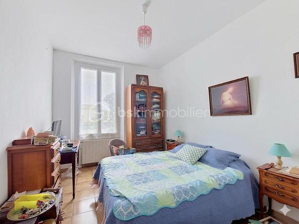 Située dans le quartier prisé de Sainte-Cécile à La Valette-du-Var, cette villa individuelle offre un cadre de vie agréable, proche de toutes les commodités. Habitation Modulable.

Elle se compose d’une entrée, d’une cuisine indépendante, d’un spacieux double séjour avec cheminée à insert, de deux chambres ainsi que d’une salle de bain.

Le sous-sol d’environ 67 m² constitue un véritable atout : il comprend une buanderie, un vaste garage et plusieurs pièces offrant de nombreuses possibilités d’aménagement, notamment la CREATION D'UN ESPACE D'HABITATION SUPPLEMENTAIRE. Dont un appartement de Type 3, avec son entrée indépendante.

Édifiée sur un terrain entièrement clôturé, la propriété bénéficie de plusieurs abris de jardin, parfaits pour profiter des extérieurs en toute tranquillité.

Son emplacement privilégié permet un accès rapide aux écoles (maternelle et collège), aux transports et aux commerces.

Une maison au fort potentiel, idéale pour une famille ou un projet d’aménagement personnalisé.