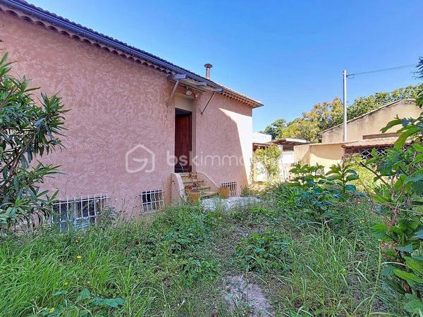 Située dans le quartier prisé de Sainte-Cécile à La Valette-du-Var, cette villa individuelle offre un cadre de vie agréable, proche de toutes les commodités. Habitation Modulable.

Elle se compose d’une entrée, d’une cuisine indépendante, d’un spacieux double séjour avec cheminée à insert, de deux chambres ainsi que d’une salle de bain.

Le sous-sol d’environ 67 m² constitue un véritable atout : il comprend une buanderie, un vaste garage et plusieurs pièces offrant de nombreuses possibilités d’aménagement, notamment la CREATION D'UN ESPACE D'HABITATION SUPPLEMENTAIRE. Dont un appartement de Type 3, avec son entrée indépendante.

Édifiée sur un terrain entièrement clôturé, la propriété bénéficie de plusieurs abris de jardin, parfaits pour profiter des extérieurs en toute tranquillité.

Son emplacement privilégié permet un accès rapide aux écoles (maternelle et collège), aux transports et aux commerces.

Une maison au fort potentiel, idéale pour une famille ou un projet d’aménagement personnalisé.