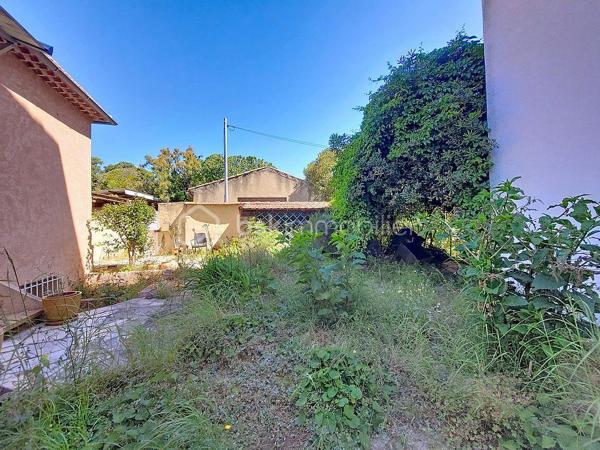 Située dans le quartier prisé de Sainte-Cécile à La Valette-du-Var, cette villa individuelle offre un cadre de vie agréable, proche de toutes les commodités. Habitation Modulable.

Elle se compose d’une entrée, d’une cuisine indépendante, d’un spacieux double séjour avec cheminée à insert, de deux chambres ainsi que d’une salle de bain.

Le sous-sol d’environ 67 m² constitue un véritable atout : il comprend une buanderie, un vaste garage et plusieurs pièces offrant de nombreuses possibilités d’aménagement, notamment la CREATION D'UN ESPACE D'HABITATION SUPPLEMENTAIRE. Dont un appartement de Type 3, avec son entrée indépendante.

Édifiée sur un terrain entièrement clôturé, la propriété bénéficie de plusieurs abris de jardin, parfaits pour profiter des extérieurs en toute tranquillité.

Son emplacement privilégié permet un accès rapide aux écoles (maternelle et collège), aux transports et aux commerces.

Une maison au fort potentiel, idéale pour une famille ou un projet d’aménagement personnalisé.