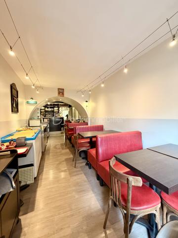 Situé en plein cœur du centre-ville de Salernes, sur la place centrale, ce charmant restaurant jouit d’un emplacement exceptionnel. Les marchés du dimanche et du mercredi, apportent un important flux de clientèle et dynamisent l’activité tout au long de l’année.
L’établissement dispose d’une terrasse ombragée de 50 couverts  ainsi qu’une salle intérieure de 20 places.
 À proximité immédiate du parking municipal, il bénéficie d’une visibilité optimale et d’un accès facilité pour la clientèle.
Situé en plein cœur du centre-ville de Salernes, sur la place centrale, ce charmant restaurant bénéficie d’un emplacement exceptionnel. Les marchés du dimanche et du mercredi génèrent un flux important de visiteurs, apportant une clientèle régulière durant les périodes d’ouverture.
L’établissement offre une agréable terrasse ombragée de 50 couverts ainsi qu’une salle intérieure de 20 places.
 À proximité immédiate du parking municipal, il profite d’une visibilité optimale et d’un accès pratique pour la clientèle.


 • Loyer très attractif : 750 € / mois
 • Fermé 6 mois par an
 • Cession pour cause de départ à la retraite