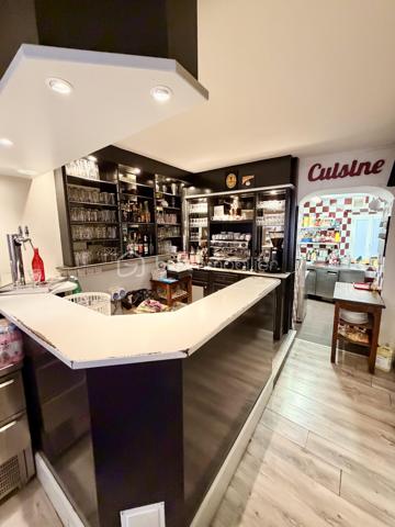 Situé en plein cœur du centre-ville de Salernes, sur la place centrale, ce charmant restaurant jouit d’un emplacement exceptionnel. Les marchés du dimanche et du mercredi, apportent un important flux de clientèle et dynamisent l’activité tout au long de l’année.
L’établissement dispose d’une terrasse ombragée de 50 couverts  ainsi qu’une salle intérieure de 20 places.
 À proximité immédiate du parking municipal, il bénéficie d’une visibilité optimale et d’un accès facilité pour la clientèle.
Situé en plein cœur du centre-ville de Salernes, sur la place centrale, ce charmant restaurant bénéficie d’un emplacement exceptionnel. Les marchés du dimanche et du mercredi génèrent un flux important de visiteurs, apportant une clientèle régulière durant les périodes d’ouverture.
L’établissement offre une agréable terrasse ombragée de 50 couverts ainsi qu’une salle intérieure de 20 places.
 À proximité immédiate du parking municipal, il profite d’une visibilité optimale et d’un accès pratique pour la clientèle.


 • Loyer très attractif : 750 € / mois
 • Fermé 6 mois par an
 • Cession pour cause de départ à la retraite
