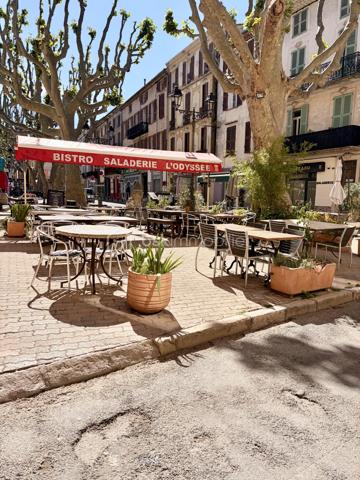 Situé en plein cœur du centre-ville de Salernes, sur la place centrale, ce charmant restaurant jouit d’un emplacement exceptionnel. Les marchés du dimanche et du mercredi, apportent un important flux de clientèle et dynamisent l’activité tout au long de l’année.
L’établissement dispose d’une terrasse ombragée de 50 couverts  ainsi qu’une salle intérieure de 20 places.
 À proximité immédiate du parking municipal, il bénéficie d’une visibilité optimale et d’un accès facilité pour la clientèle.
Situé en plein cœur du centre-ville de Salernes, sur la place centrale, ce charmant restaurant bénéficie d’un emplacement exceptionnel. Les marchés du dimanche et du mercredi génèrent un flux important de visiteurs, apportant une clientèle régulière durant les périodes d’ouverture.
L’établissement offre une agréable terrasse ombragée de 50 couverts ainsi qu’une salle intérieure de 20 places.
 À proximité immédiate du parking municipal, il profite d’une visibilité optimale et d’un accès pratique pour la clientèle.


 • Loyer très attractif : 750 € / mois
 • Fermé 6 mois par an
 • Cession pour cause de départ à la retraite
