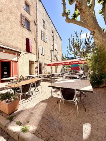 Situé en plein cœur du centre-ville de Salernes, sur la place centrale, ce charmant restaurant jouit d’un emplacement exceptionnel. Les marchés du dimanche et du mercredi, apportent un important flux de clientèle et dynamisent l’activité tout au long de l’année.
L’établissement dispose d’une terrasse ombragée de 50 couverts  ainsi qu’une salle intérieure de 20 places.
 À proximité immédiate du parking municipal, il bénéficie d’une visibilité optimale et d’un accès facilité pour la clientèle.
Situé en plein cœur du centre-ville de Salernes, sur la place centrale, ce charmant restaurant bénéficie d’un emplacement exceptionnel. Les marchés du dimanche et du mercredi génèrent un flux important de visiteurs, apportant une clientèle régulière durant les périodes d’ouverture.
L’établissement offre une agréable terrasse ombragée de 50 couverts ainsi qu’une salle intérieure de 20 places.
 À proximité immédiate du parking municipal, il profite d’une visibilité optimale et d’un accès pratique pour la clientèle.


 • Loyer très attractif : 750 € / mois
 • Fermé 6 mois par an
 • Cession pour cause de départ à la retraite