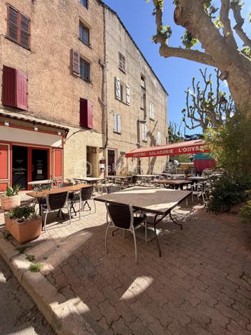 Situé en plein cœur du centre-ville de Salernes, sur la place centrale, ce charmant restaurant jouit d’un emplacement exceptionnel. Les marchés du dimanche et du mercredi, apportent un important flux de clientèle et dynamisent l’activité tout au long de l’année.
L’établissement dispose d’une terrasse ombragée de 50 couverts  ainsi qu’une salle intérieure de 20 places.
 À proximité immédiate du parking municipal, il bénéficie d’une visibilité optimale et d’un accès facilité pour la clientèle.
Situé en plein cœur du centre-ville de Salernes, sur la place centrale, ce charmant restaurant bénéficie d’un emplacement exceptionnel. Les marchés du dimanche et du mercredi génèrent un flux important de visiteurs, apportant une clientèle régulière durant les périodes d’ouverture.
L’établissement offre une agréable terrasse ombragée de 50 couverts ainsi qu’une salle intérieure de 20 places.
 À proximité immédiate du parking municipal, il profite d’une visibilité optimale et d’un accès pratique pour la clientèle.


 • Loyer très attractif : 750 € / mois
 • Fermé 6 mois par an
 • Cession pour cause de départ à la retraite