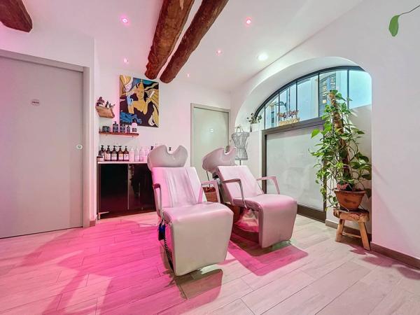 Magnifique salon de coiffure sur axe passant