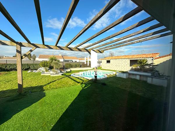 Maison de plain pied avec piscine