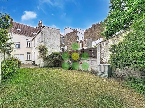 Maison
         6 pièces
        - 157 m² Bien prestige 412 641 € *