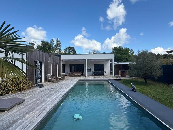 PROPRIETE 8 PIECES 5 CHAMBRES AVEC DEPENDANCE (T2) GARAGE PISCINE 1000M² DE TERRAIN