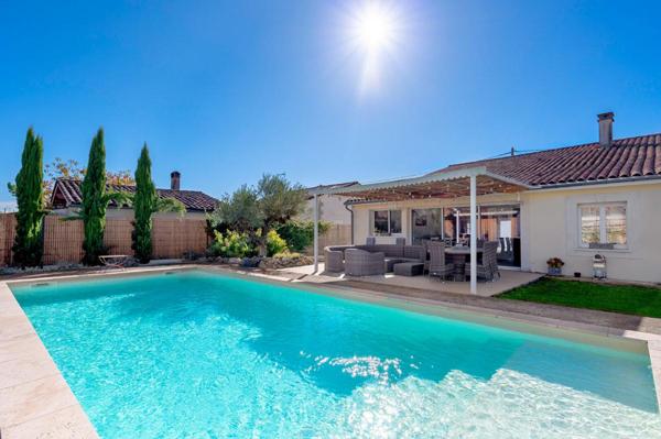 Maison en pierre 6 pièces de plain-pied, 213m2 -Saint Medard En Jalles  (proche Bordeaux) - piscine - garage