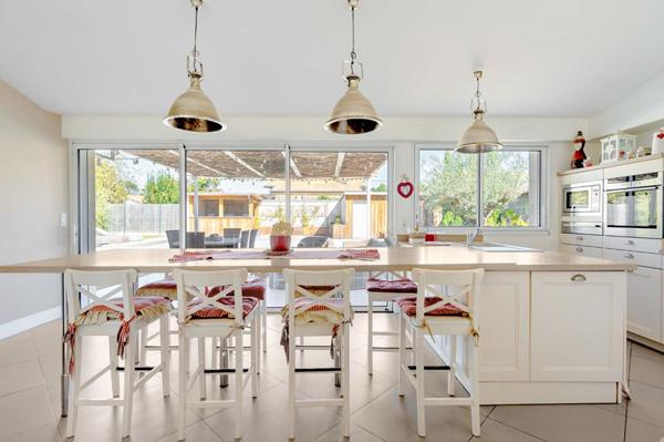 Maison en pierre 6 pièces de plain-pied, 213m2 -Saint Medard En Jalles  (proche Bordeaux) - piscine - garage