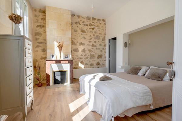 Maison en pierre 6 pièces de plain-pied, 213m2 -Saint Medard En Jalles  (proche Bordeaux) - piscine - garage