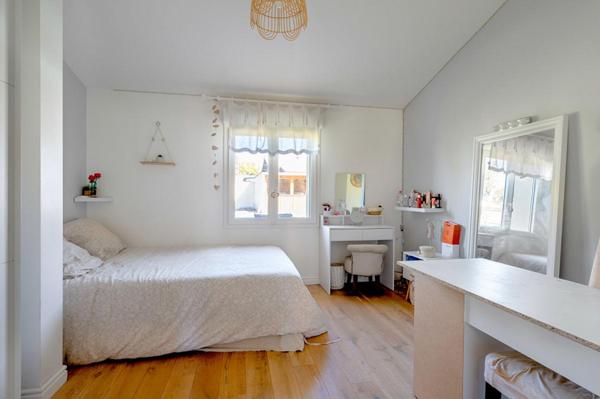 Maison en pierre 6 pièces de plain-pied, 213m2 -Saint Medard En Jalles  (proche Bordeaux) - piscine - garage