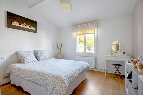 Maison en pierre 6 pièces de plain-pied, 213m2 -Saint Medard En Jalles  (proche Bordeaux) - piscine - garage